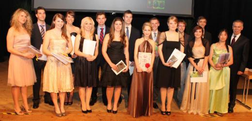 Schulleiter Kallenbach mit den Preisträgerinnen und Preisträgern von links: Annelene Klein, Benjamin Schwarz, Lena Stiemcke, Sina Kettering, Laura Schlösser, Maximilian Keßler, Anna-Lena Gah, Patrick Scheffe, Constanze Gries, Felix Burkhard, Ann-Kathrin Weigert, Marc Zimmermann, Vanessa Friedrich, Albert Schimpf, Meng Meng Yan und Schulleiter Dieter Kallenbach 