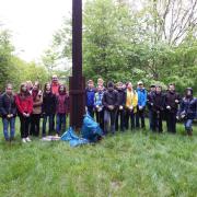 "Leibniz geht nach draußen" - 7c bei der Waldsäuberung 22.5.13