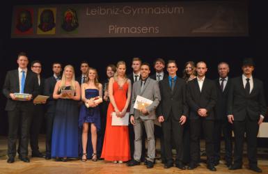 Abitur-Preisträger 2014: v.l.n.r:  Philipp Cölsch, Niklas Preiß, Max Mayer, Lisa Jennewein, David Ranzinger, Kassandra Frank, Erik Herrmann, Tina Hornung, David Chodorowski, Alberto Machado-Stretz, Ben Wieland, Sebastian Becker, Anne-Kathrin Anderie, Felix Deseive, Herr Kallenbach, Eddie Stolz