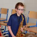 Sextaner der BigBand-Klasse erkunden Instrumente 9/16