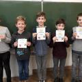 „Top 5-Leser“ der Klasse 5b: Emma Arenth, Felix Lischer, Moritz Allmoslöchner, Benedikt Reinhard und Jan Schallmeier (von links nach rechts).