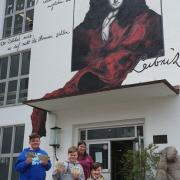 Bienen-AG verteilt Blütensamen 5/19