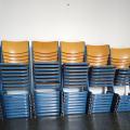 Überzählige Stühle vor einem Klassenraum